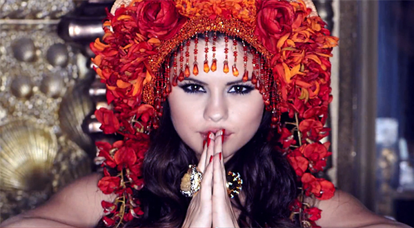 VIDEO:  Selena Gomez se muestra colorida y seductora en nuevo video