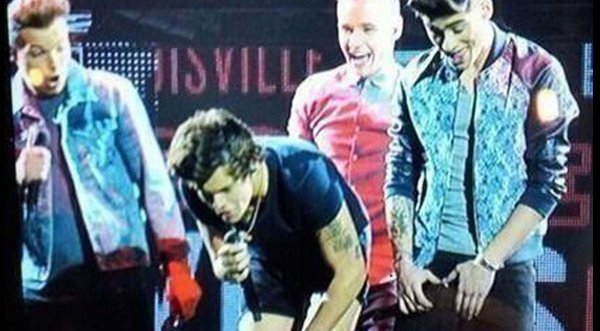 Video: Liam Payne de One Direction bajo los pantalones a Harry Styles en pleno concierto