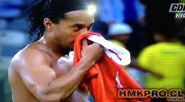 Ronaldinho se limpió la naríz  con camiseta de Chile
