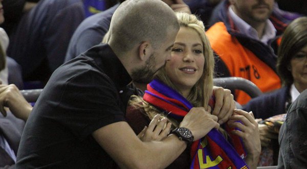 Fotos: Shakira y Gerard Piqué demuestran su amor en partido de baloncesto