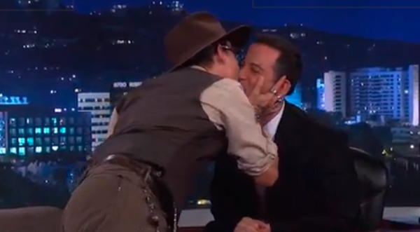 Video: Johnny Depp besa cariñosamente a presentador de televisión