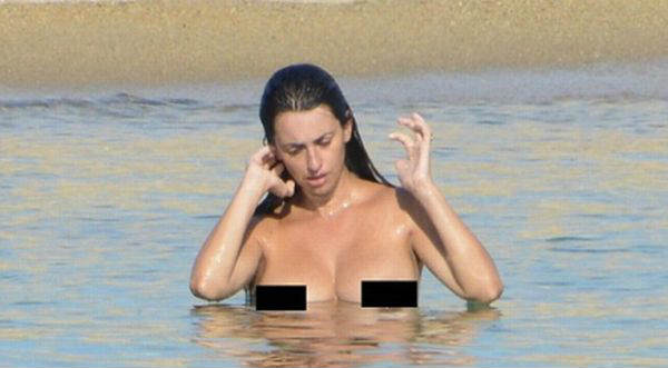 Fotos: Penélope Cruz hace topless en la playa