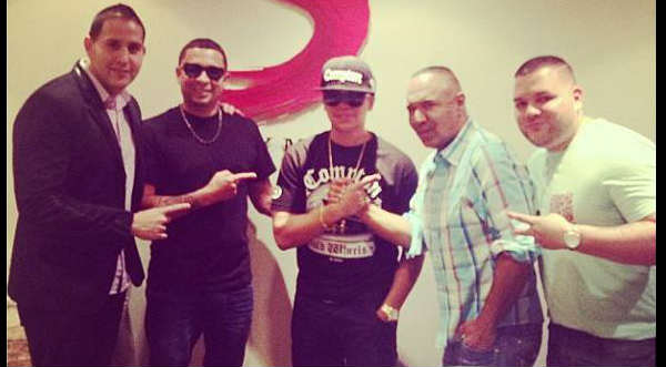 J Alvarez firma contrato con Sony Music