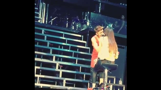 Video. Justin Bieber besa en los labios a fanática