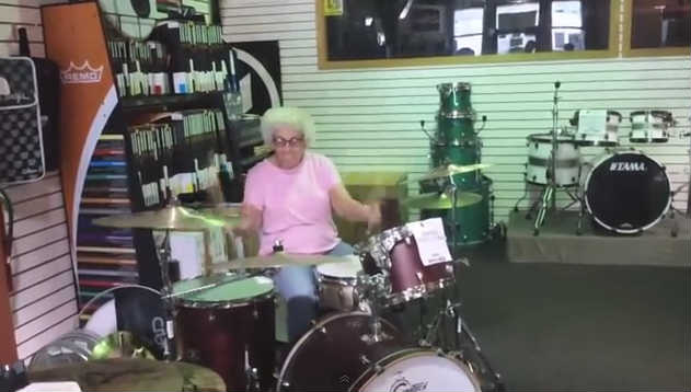 Video: Conoce a la abuela que toca la batería