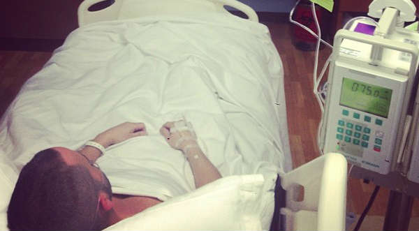 Yandel muestra fotografía de su hospitalización