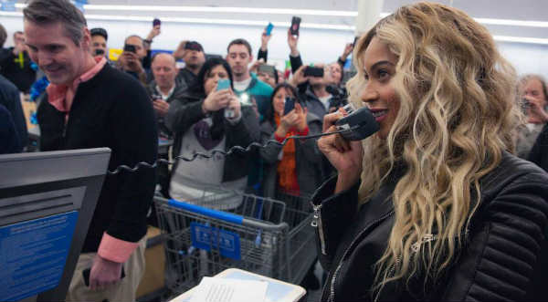 Video: Beyoncé regala miles de dólares en un supermercado