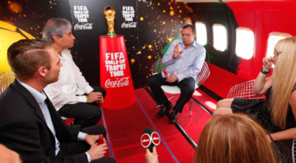 Cheka las fotos del avión que lleva la Copa Mundial de la Fifa