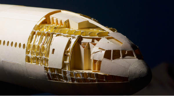 ¡Asombroso! Crean un Boeing 777 a escala con papel.