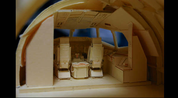 ¡Asombroso! Crean un Boeing 777 a escala con papel.