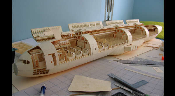 ¡Asombroso! Crean un Boeing 777 a escala con papel.