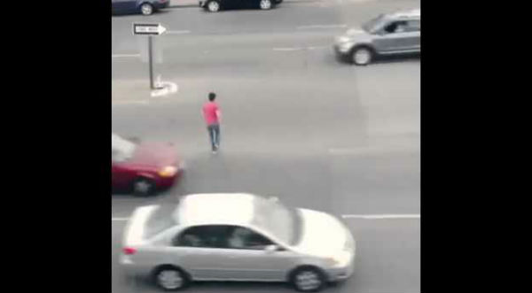 ¡Increíble! Joven arriesga su vida cruzando una autopista haciendo