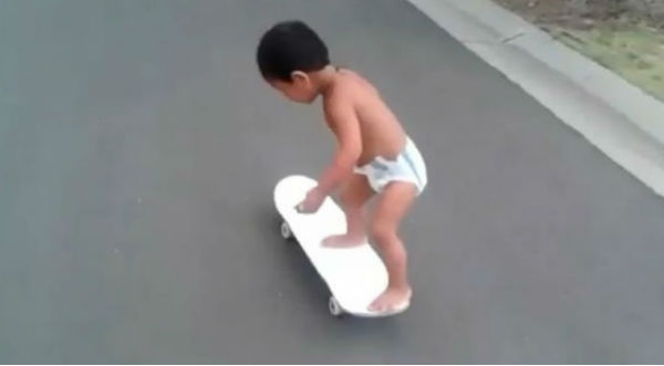 ¡Asombroso! Bebé de 2 años es todo un skater