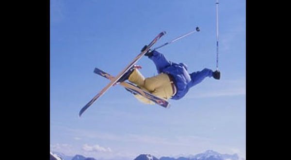 ¡Espectacular! Esquiador logra dar un doble giro mortal en la nieve.