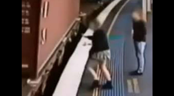 ¡Afortunada! Mujer salva de morir luego de caer en las vías de un tren activo