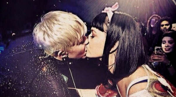 Video: Miley Cyrus se besa con Katy Perry durante su presentación