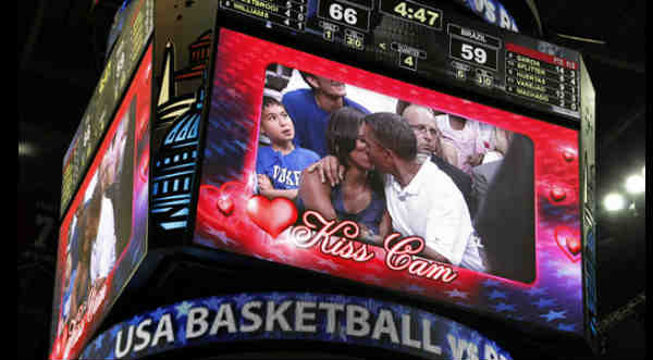 Cheka los mejores besos públicos en la NBA gracias a la “Kiss cam”