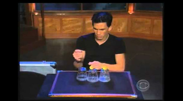 Cheka el sorprendente truco de magia de los vasos transparentes