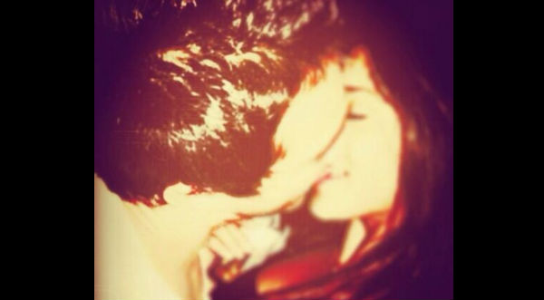 Foto: Vania Bludau publica imagen de apasionado beso con su pareja