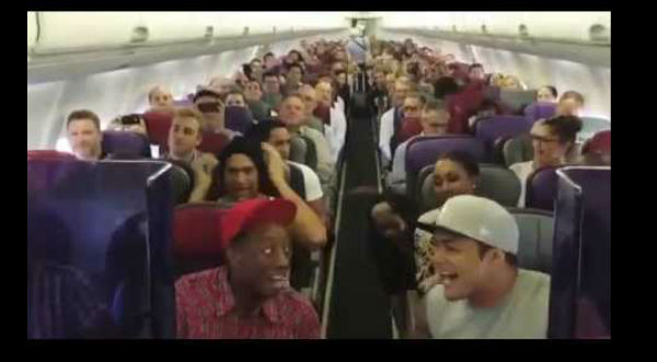 Cheka el impresionante cover de la canción de 'El Rey León' en un avión