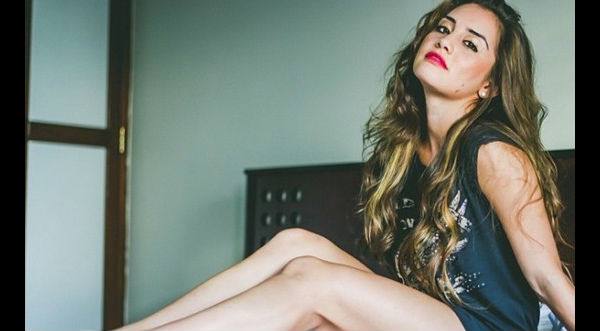 Video: Ximena Hoyos muestra toda su sensualidad en sesión fotográfica