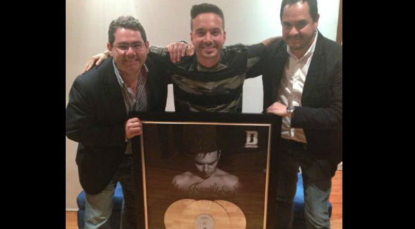 J Balvin recibe triple disco de platino  en Colombia