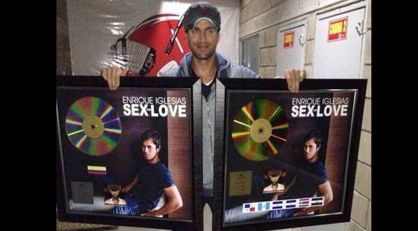 Enrique Iglesias recibió disco de platino y de oro por ventas