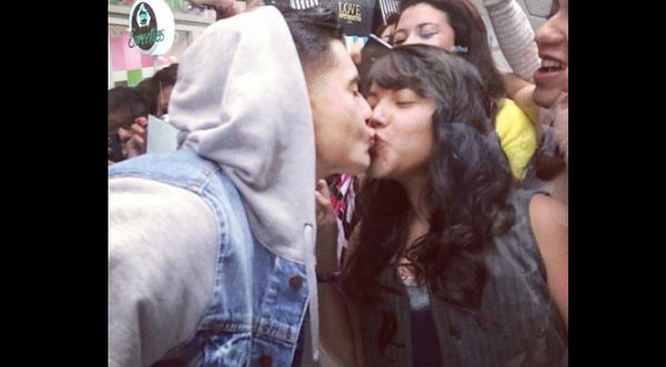 Maluma besó en los labios a una fan