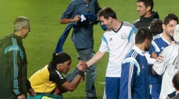 Ronaldinho se arrodilla ante Messi en pleno entrenamiento de Argentina