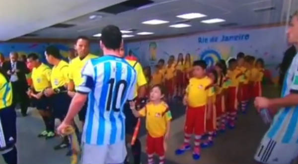 Polémico: Messi ignora a un niño y es criticado nuevamente - VIDEO