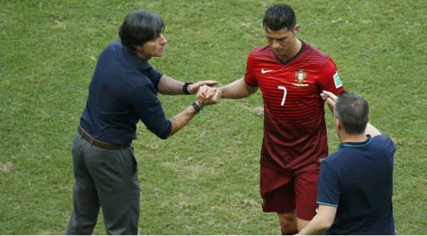 Cheka el desagradable saludo que le hizo Joachim Low a Ronaldo - VIDEO