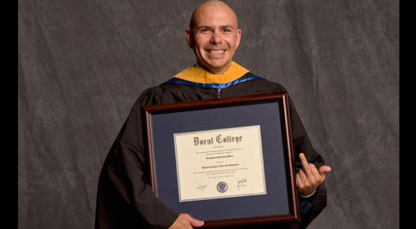 Pitbull recibe título de honor por contribución a la educación