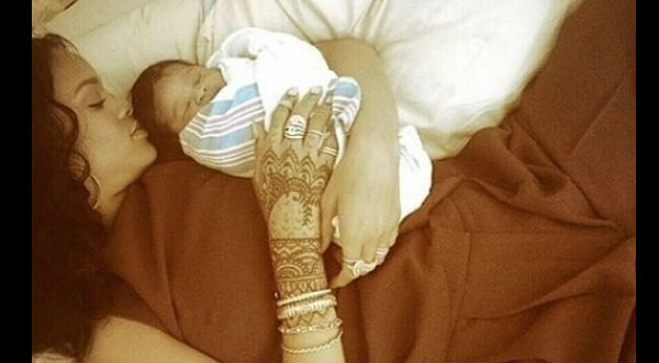 Rihanna enternece con imágenes maternales al lado de su sobrina- FOTOS
