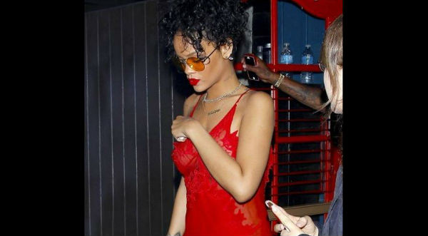 Rihanna muestra de más en público- FOTOS