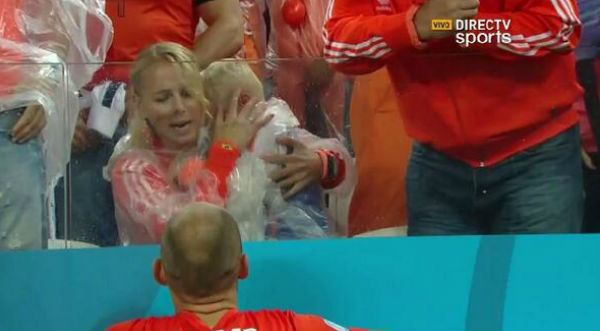 ¡Conmovedor! Hijo de Robben llora desconsoladamente tras eliminación de Holanda