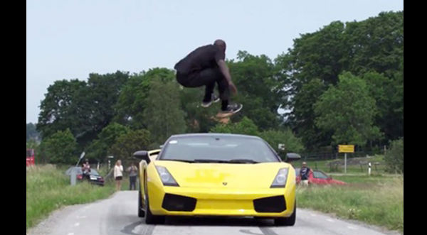 ¡Asombroso! Hombre salta Lamborghini a más de 130 km por hora - VIDEO