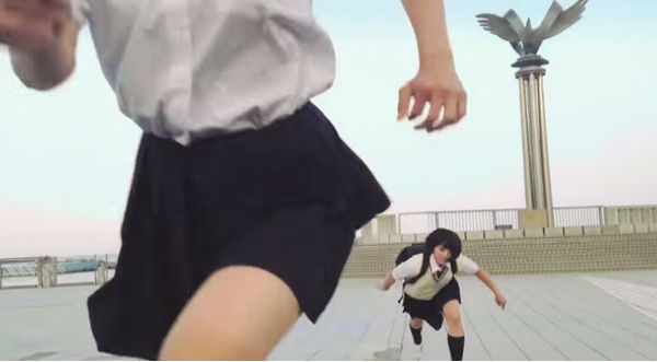 Viral: Estudiantes japonesas  atraviesan calles al estilo ninja - VIDEO