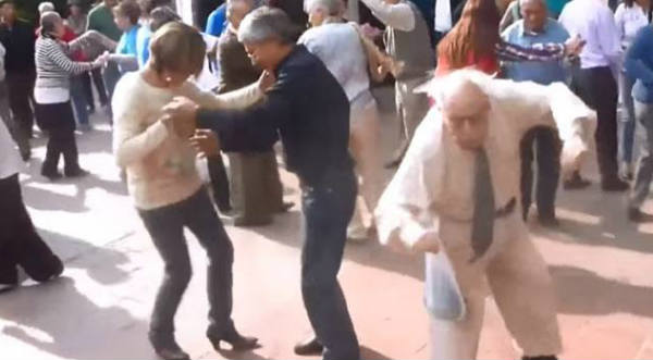 Cheka el baile del abuelo que es sensación en YouTube - VIDEO