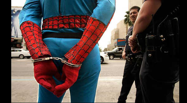 'Spiderman' es detenido por la policía en Nueva York - VIDEO
