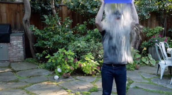 ¿Sabes por qué Mark Zuckerberg se echó un baldazo de agua helada? - VIDEO