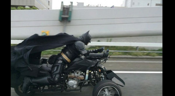 ¡Batman regresa! El caballero Oscuro fue captado manejando su motocicleta en Japón - VIDEO