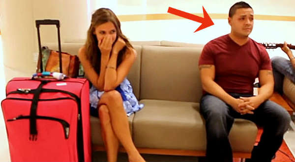 Mira la romántica sorpresa con la que recibió un chico a su novia en el aeropuerto - VIDEO