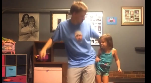 Un joven padre y su hija se graban bailando y su video se vuelve viral - VIDEO