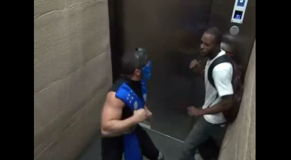 ¡Mortal Kombat! Zub Zero sorprende con broma a incautos en un ascensor - VIDEO