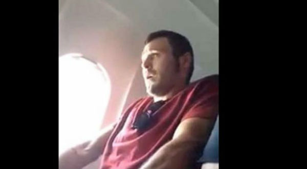 Mira la graciosa reacción que tuvo este hombre en su primer vuelo en avión - VIDEO