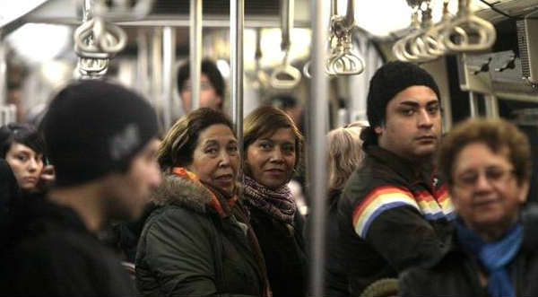 Te sorprenderá lo que hizo un padre para divertir a su hijo dentro del metro - VIDEO