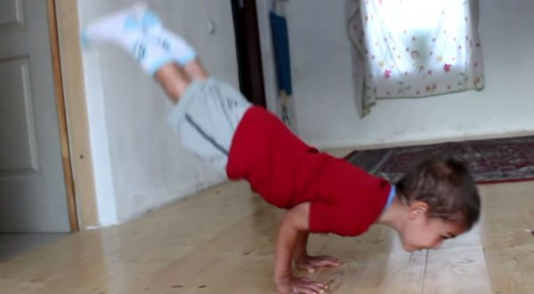 ¡Impresionante! Niño hace flexiones con los brazos de forma asombrosa - VIDEO