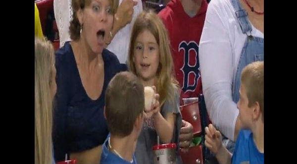 Este niño tuvo un gran gesto de caballerosidad con una niña en un partido de béisbol - VIDEO