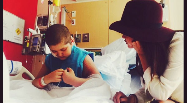 Selena Gómez sorprendió a niños en el hospital- FOTOS