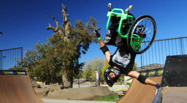 ¡Asombroso! Hombre hace free style en silla de ruedas - VIDEO